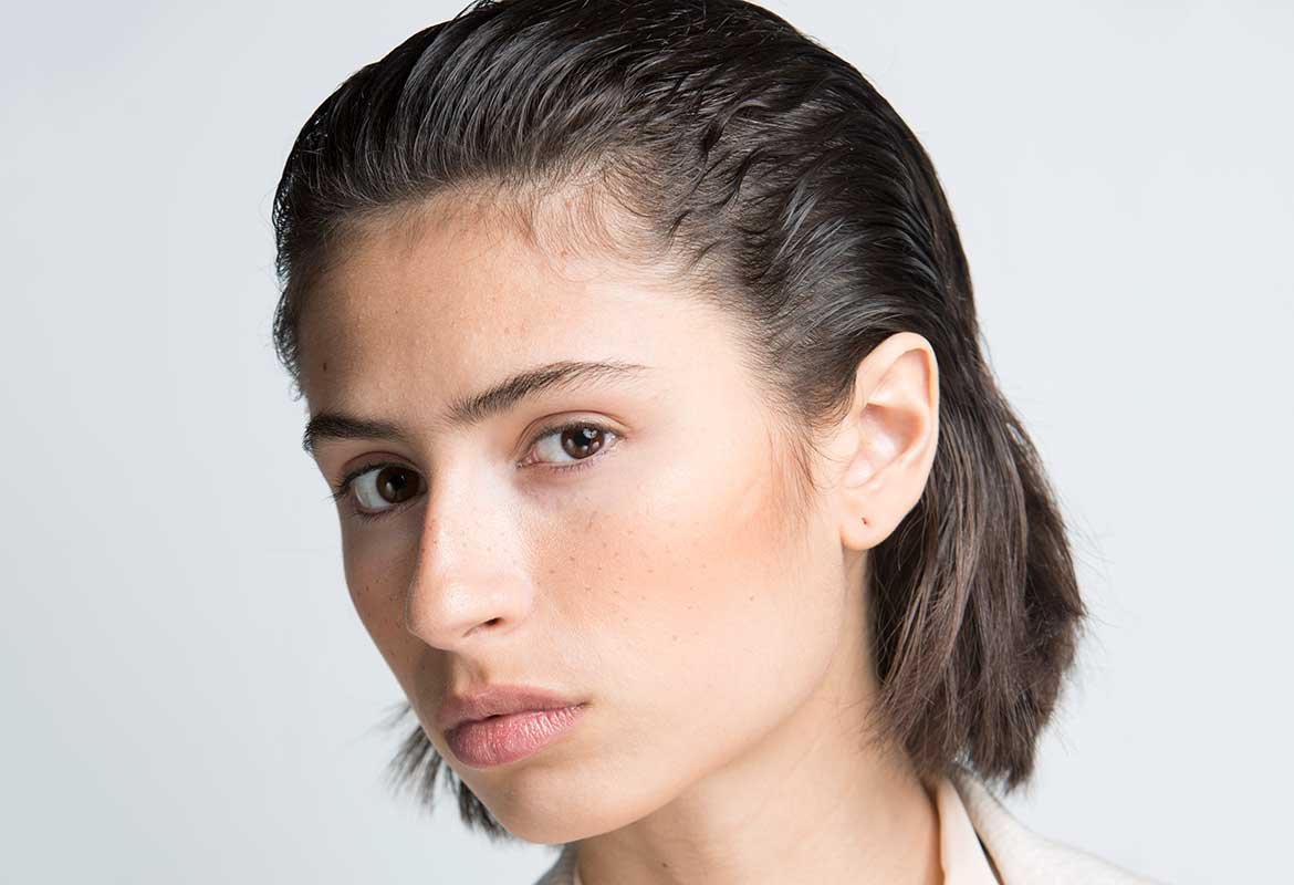 Humedece el frontal, péinalo hacia atrás y vaporiza tu Laca Elnett de L'Oréal Paris para conseguir un look de pelo efecto mojado.